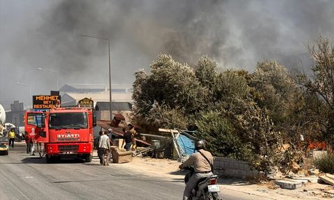 Hatay'da Bahçeden Eve Sıçrayan Yangın Kontrol Altına Alındı