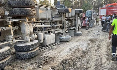 Hatay'da Kamyon Devrildi, Sürücü Hayatını Kaybetti