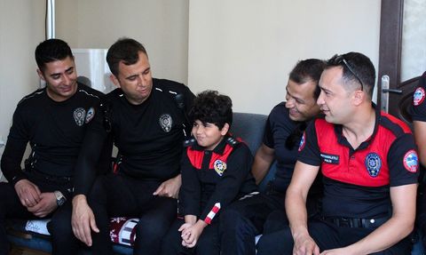 Hatay'da Polis Ekibinden 9 Yaşındaki Fırat'a Doğum Günü Sürprizi