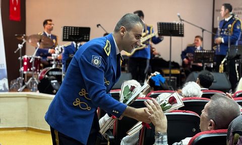 İstanbul'da Huzurevi Sakinlerine Konser: Polis Bandosu Etkinliği