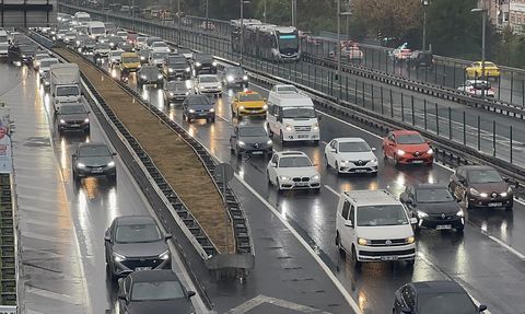 İstanbul'da Yağışla Artan Trafik Yoğunluğu
