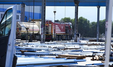 İzmir Aliağa'da Fabrika Yangını Kontrol Altına Alındı