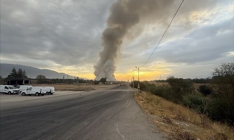 İzmir'de Çöp Aktarma Noktasında Yangın Control Altına Alındı