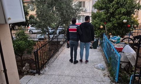 İzmir'de FETÖ Operasyonu: 35 Gözaltı