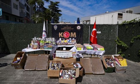 İzmir'de Gümrük Kaçağı Tütün Ürünlerine Baskın