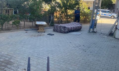 İzmir'de Nakliye Asansöründen Düşen Koltuk, 9 Yaşındaki Kız Çocuğunun Hayatına Mal Oldu