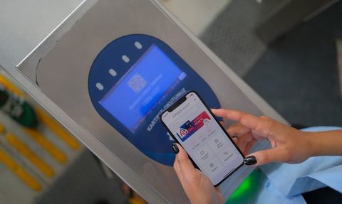 İzmir'de öğrenciler için yeni dönem: Cüzdanlardaki kart derdi bitiyor, artık cep telefonuyla 'okut geç' zamanı