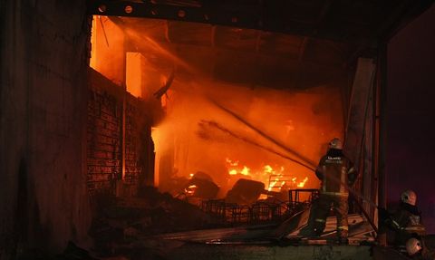 İzmir Gaziemir'de Mobilya Fabrikasında Yangın Kontrol Altına Alındı