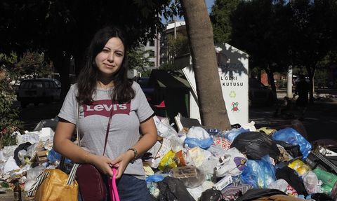 İzmir Karşıyaka'da Çöp Sorunu Tepkilere Yol Açıyor