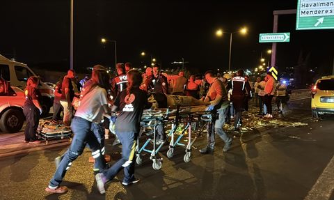 İzmir Otoyolunda Kamyonet Kazası: 3 Kişi Kurtarıldı