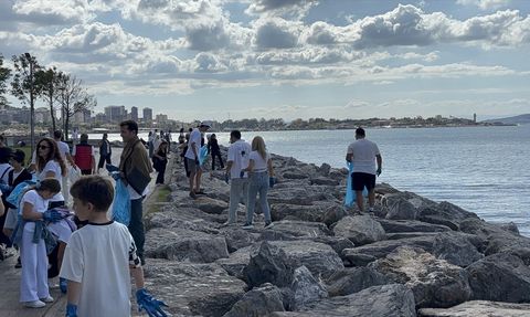 Kadıköy Moda Sahili'nde Gönüllülerle Kıyı Temizliği
