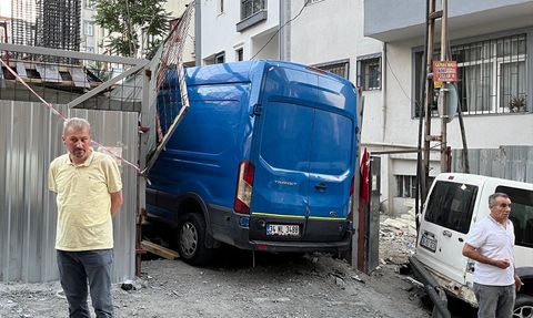 Kağıthane'de Freni Boşalan Panelvan İnşaat Alanına Girdi