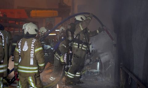 Kağıthane'de Yangın: 5 Katlı İş Yerinde Yangın Kontrol Altına Alındı