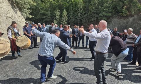 Kastamonu'da Asfaltlanan Yol İçin Coşku Dolu Kutlama