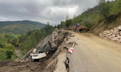 Kastamonu'da Heyelan Nedeniyle Kapanan Yolun Açılması İçin Çalışmalar Başladı