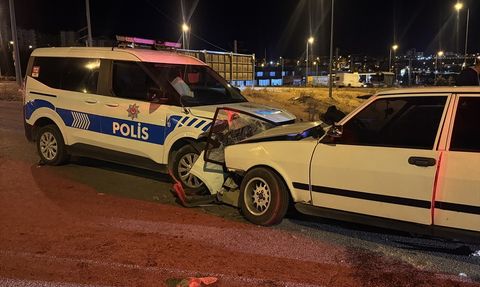 Kayseri'de Kaçan Sürücü, Polis Araçlarına Çarptı