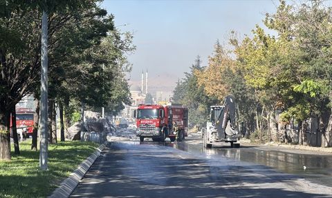 Kayseri'deki Keçe Fabrikasında Yangın Kontrol Altına Alındı