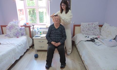 Kırklareli'de Kuaförler, Huzurevi Sakinlerinin Saç Bakımlarını Üstlendi