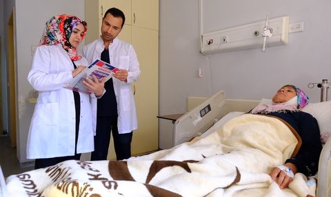 Kısmi Yüz Felcini Yenerek Sağlığına Kavuştu