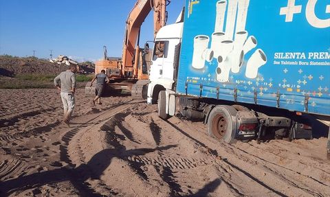 Kızılırmak Nehri'nde Mahsur Kalan Tır 2 Gün Sonra Kurtarıldı