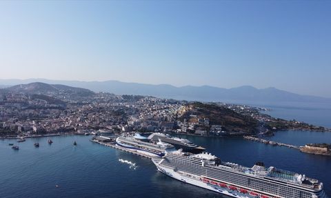 Kuşadası'na 3 Kruvaziyer Gemisiyle 4 Bin 170 Turist Giriş Yaptı