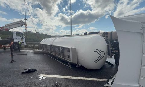 Kuzey Marmara Otoyolu'nda Tır Devrildi, Sürücü Yaralandı