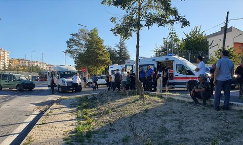 Manisa'da Minibüs ve Ticari Araç Çarpıştı: 9 Yaralı