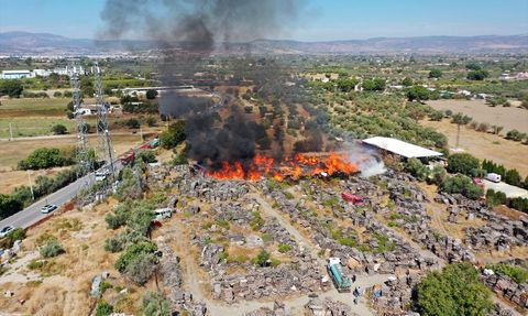 Manisa'daki Palet Fabrikasında Yangın Kontrol Altına Alındı