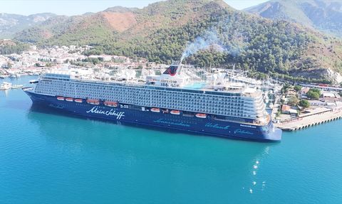 Marmaris'te Mein Schiff 5 Kruvaziyeri İle 2600 Turist Ağırlandı