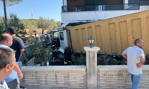 Mersin'de Hafriyat Kamyonu Apartmana Çarptı