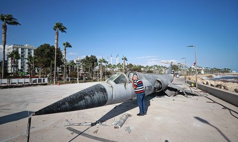 Mersin'deki Savaş Uçağı Korozyon Nedeniyle Söküldü