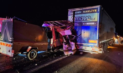 Mersin'de Tarım İşçilerini Taşıyan Minibüsün Kazası: 3 Ölü, 16 Yaralı