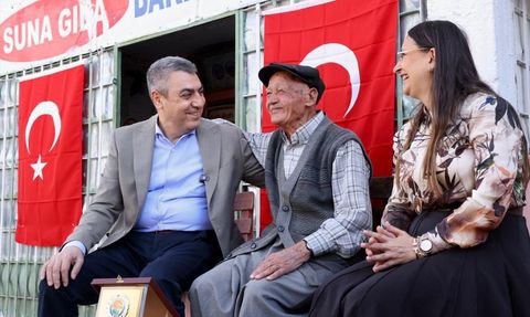 Mersin Valisi, Yarım Asırlık Bakkal Esnafına Plaket Verdi