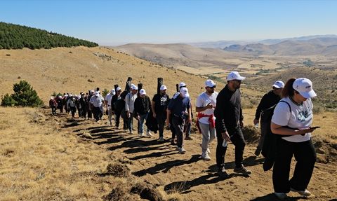 Neşet Ertaş, Gönül Dağı'nda 40 Saz Eşliğinde Anıldı