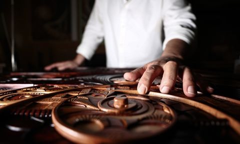 Neva Sanatı ile Ahşap Eserler Üreten Semih Çelebi