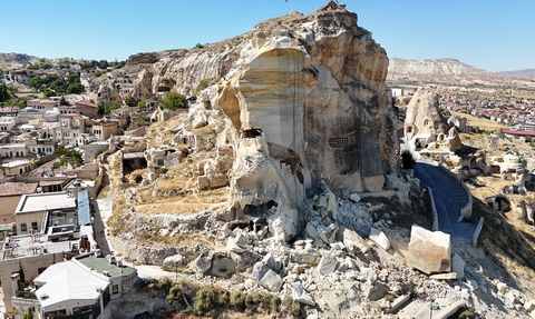 Nevşehir'de Kaya Kütlesi Düşmesi: Tedbirler Sonucu Yaralanma Olmadı