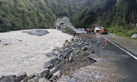 Rize'deki Çamlıhemşin-Ardeşen Yolunda Ulaşım Kontrol Altında