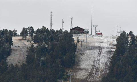 Sarıkamış Kayak Merkezi'ne Mevsimin İlk Karı Düştü