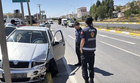 Sivas'ta Otomobil ve Hafif Ticari Araç Çarpıştı: 6 Yaralı