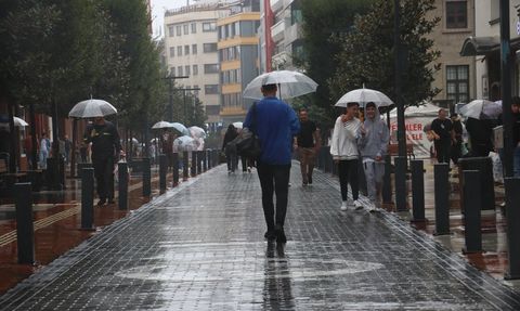 Trabzon'da Sağanak Yağış Hayatı Olumsuz Etkiledi