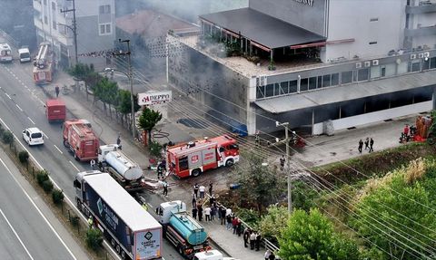 Trabzon'da Yangın Görüntüleri Alışveriş Merkezine Sıçradı