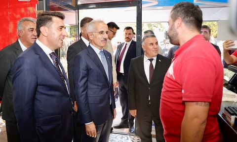 Ulaştırma ve Altyapı Bakanı Uraloğlu Tunceli Esnafını Ziyaret Etti