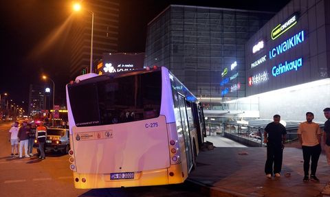 Ümraniye'de Otobüs ve Otomobil Çarpıştı: 2 Yaralı