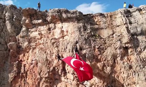 Ağın'da Cumhuriyet Bayramı Kutlaması: Türk Bayraklı Kaya Tırmanışı