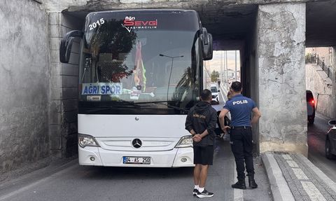 Ağrı 1970 SK Takım Otobüsü Kayseri'de Sıkıştı