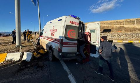 Ağrı'da Ambulans ve Kamyonet Çarpıştı: 7 Yaralı