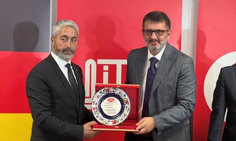 Almanya'da Yeşil Cami İbadete Açıldı