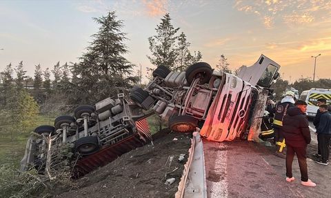 Anadolu Otoyolu'nda Devrilen Tır Sürücüsü Yaralandı
