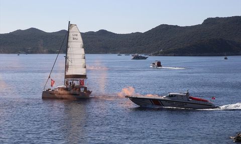 Antalya'da Cumhuriyet Bayramı Coşkusu: Paraşütçüler Semalara Türk Bayrağıyla Uçtu