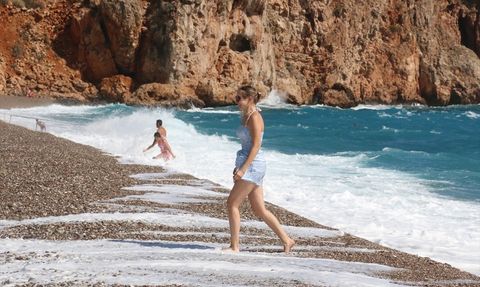 Antalya'da Dalgalı Denizde Yüzme Keyfi